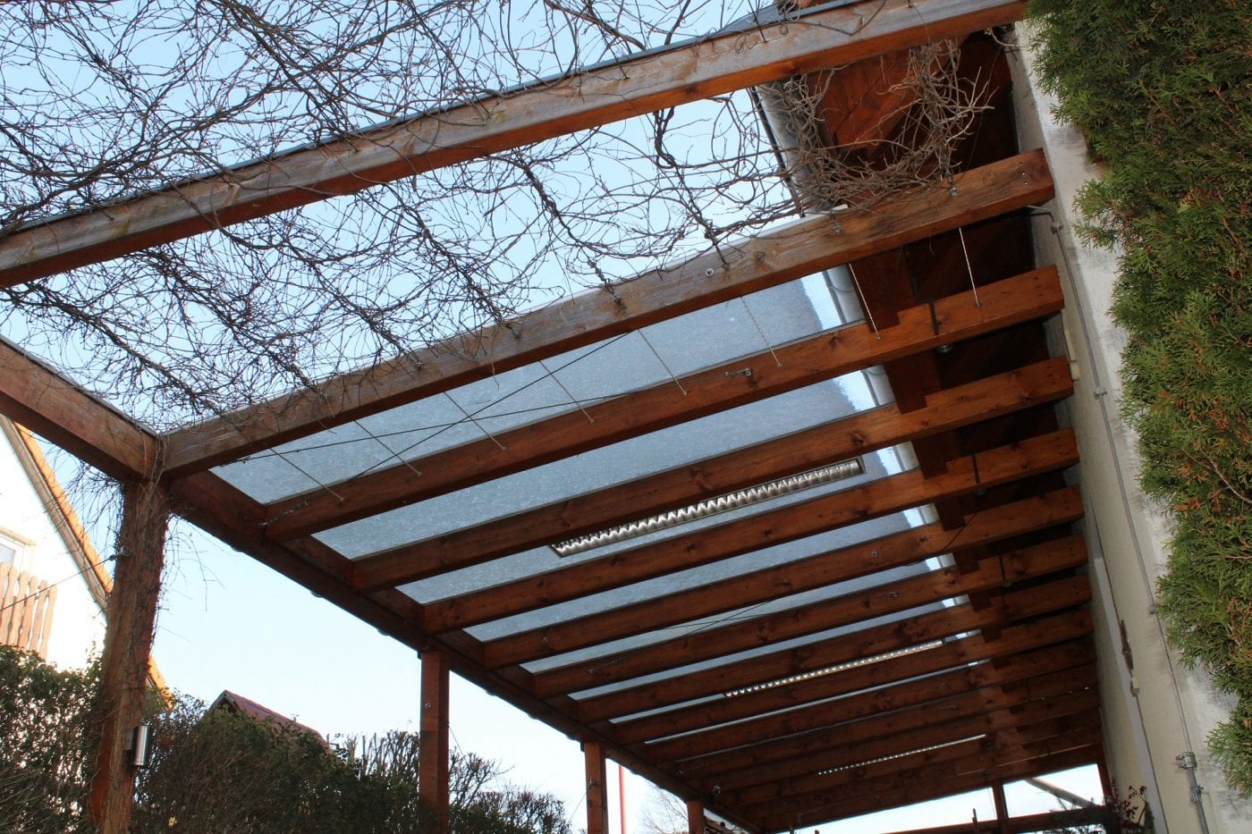 Carport mit transparenter Dachfläche, Rankhilfenkonstrukion