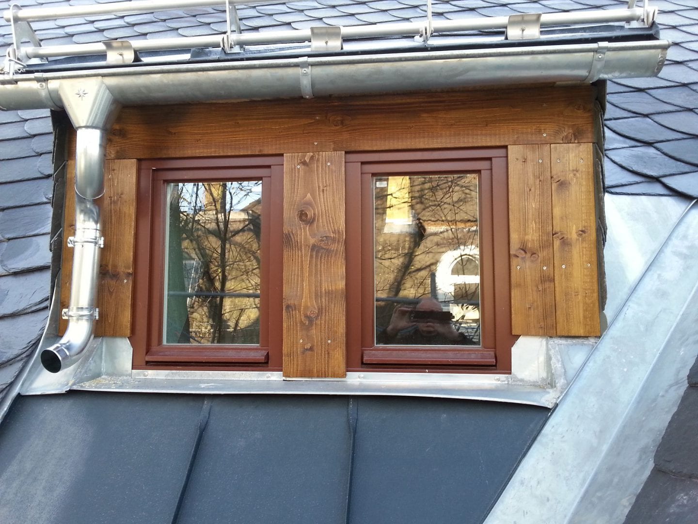 Schleppgaube mit zwei Fenstern und mit Schieferdeckung kleiner