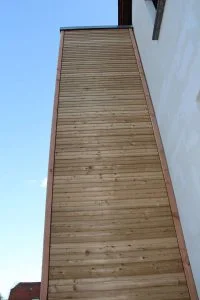Leistenschalung aus Laerch, an Hauswand