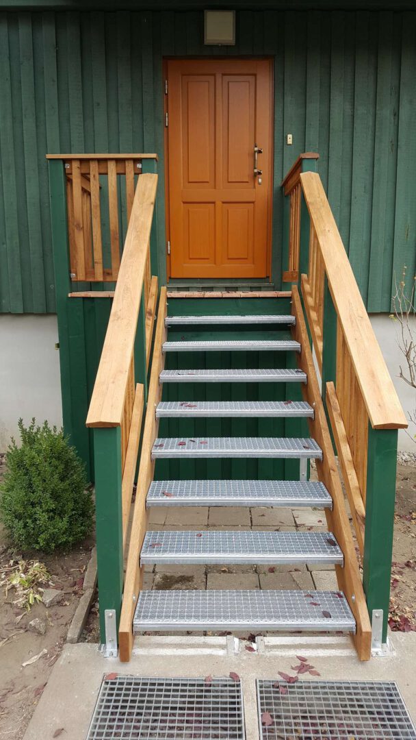 Treppe mit Eisenstufen mit Blick zur Tür