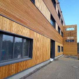 Zimmerei Karo Holzbau präsentiert: Lärchenfassade für neue Prüfhalle der MFPA Leipzig GmbH