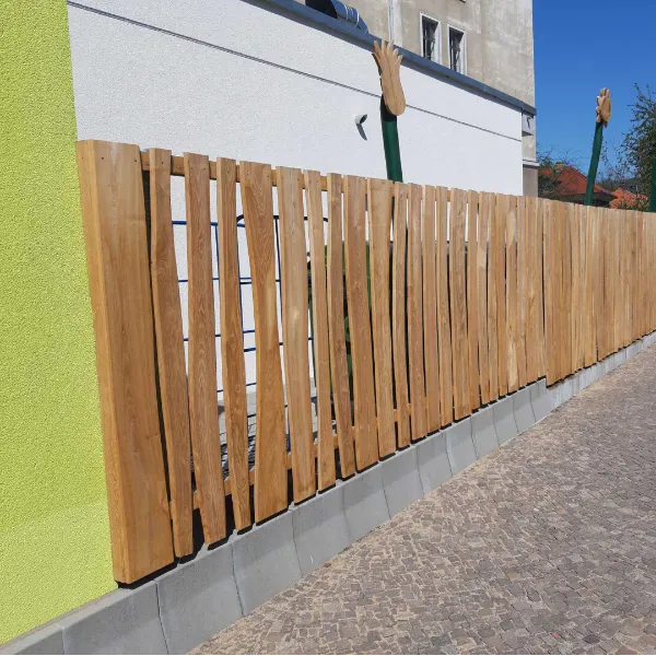 Zimmerei Karo Holzbau Gmbh: Bretterzaun aus formbelassener Robinie